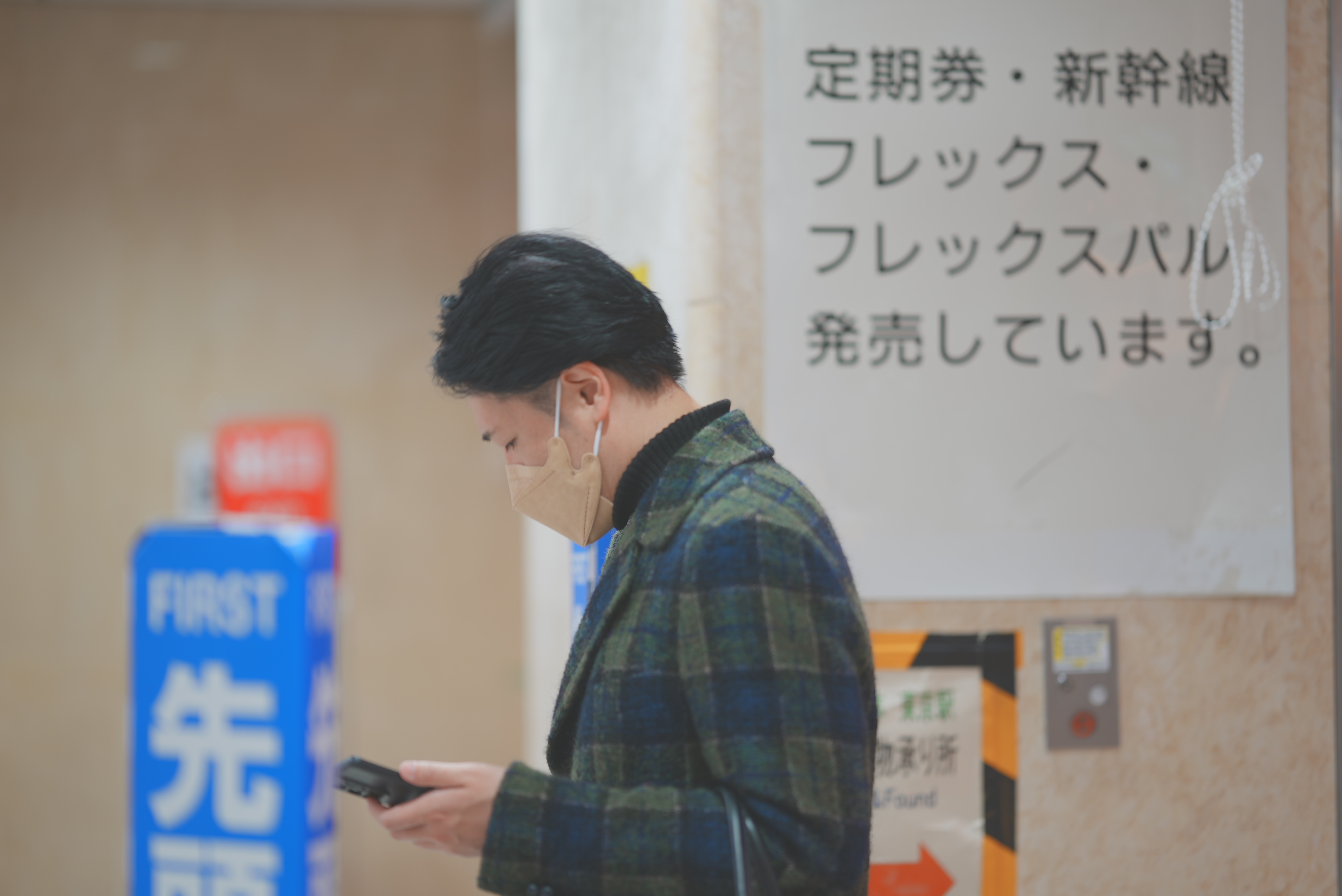 石井裕一 駅にて（マスク着用）