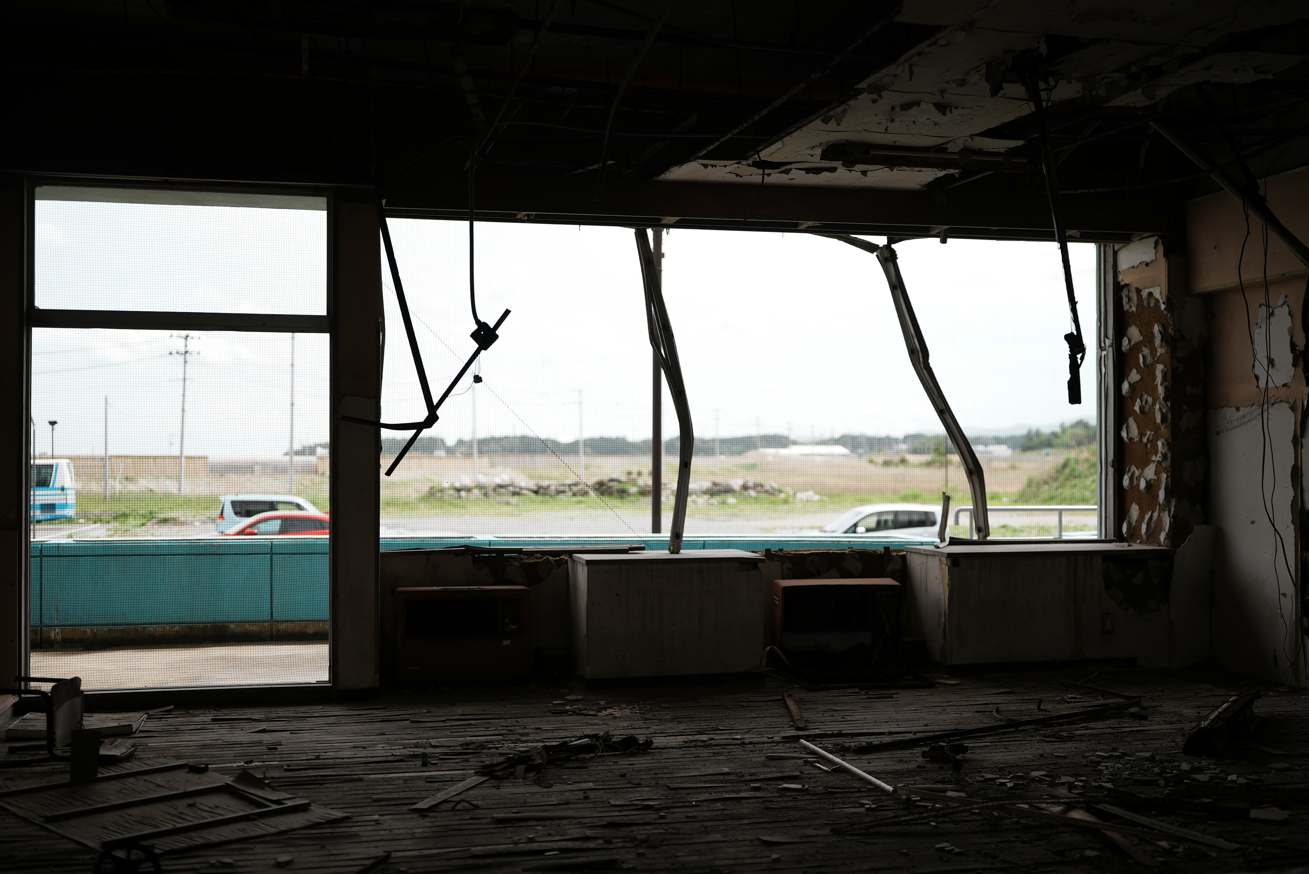 破壊された建物内部、歪んだ窓枠