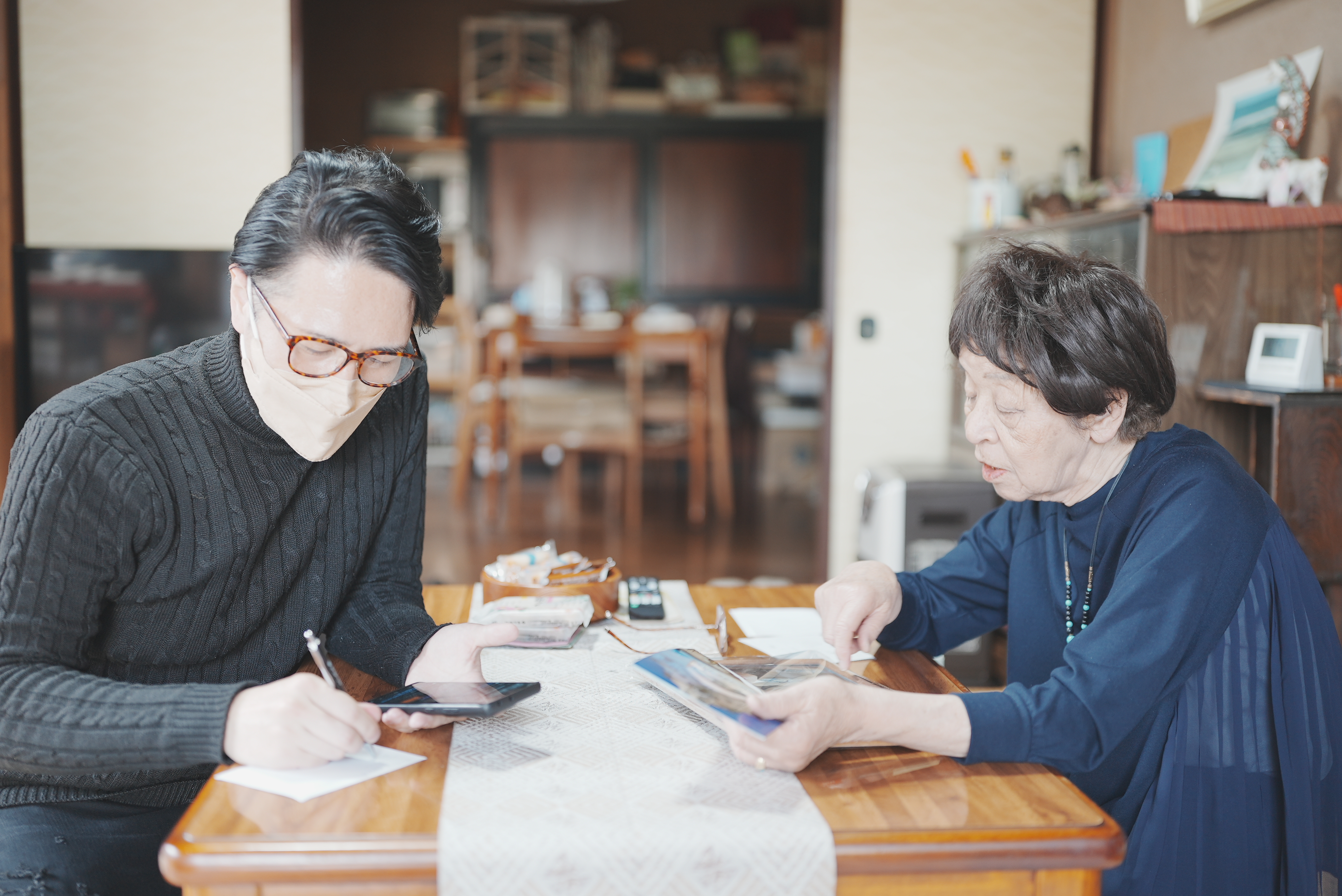 石井裕一 背中の後ろ姿、思索的